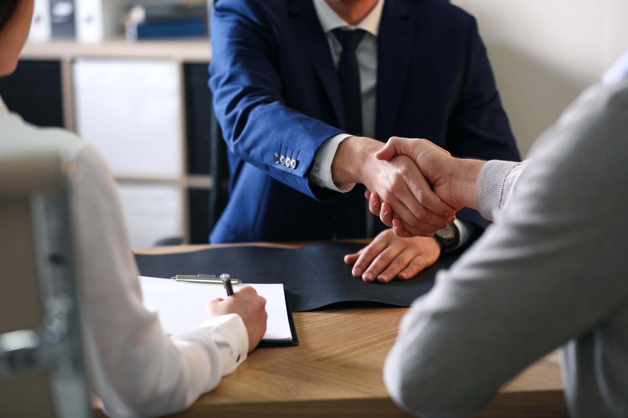 professional_working_with_clients_in_office
